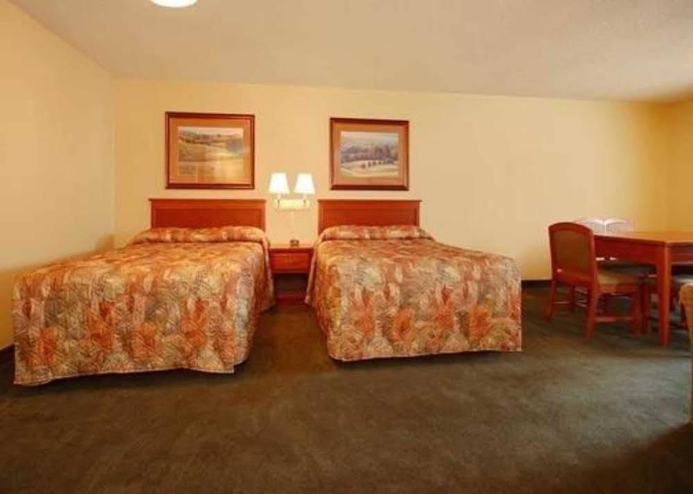 Econo Lodge Inn & Suites Kearney Bagian luar foto