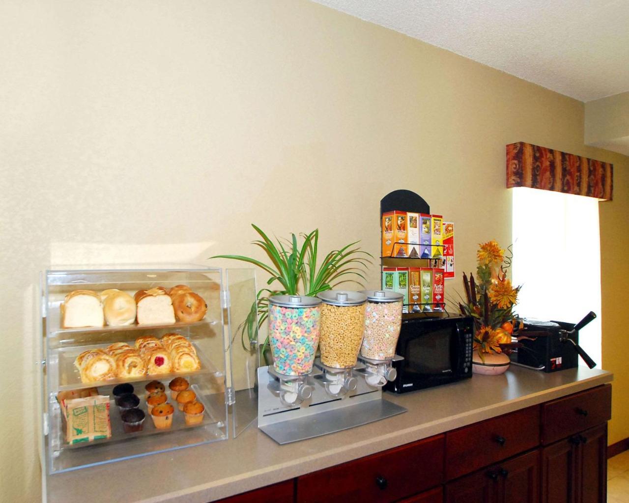 Econo Lodge Inn & Suites Kearney Bagian luar foto
